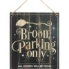Hexenbesen Parken Dekoschild 1 Hexenbesen Parken Dekoschild -Halloween Kostüme Geschäft hexenbesen parken haengeschild broom parking only hanging sign halloween deko 51670 01