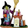 Lemax Spooky Town - Zaubersprüche, Getränke & Mehr -Halloween Kostüme Geschäft lemax spooky town spells potions and more halloween deko hexen verkaufsstand spooky town figur kaufen 53867