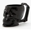 Schwarze Totenschädel Tasse Mit Knochenhenkel -Halloween Kostüme Geschäft schwarze totenkopf tasse mit knochenhenkel black skull mug with bone handle gothic geschirrr halloween homeware 54670 01
